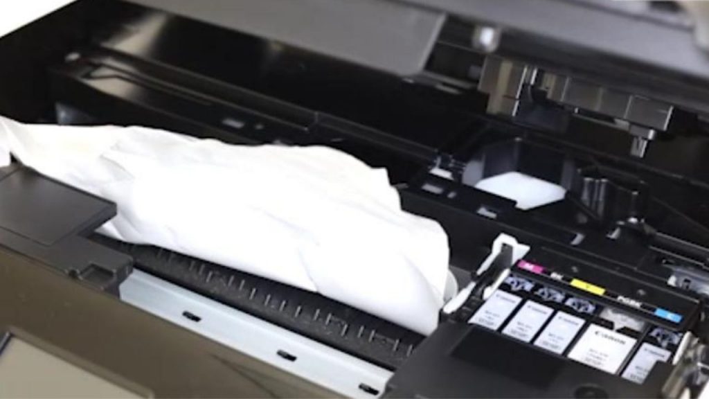 ¿Cómo solucionar un atasco de papel en la impresora?
