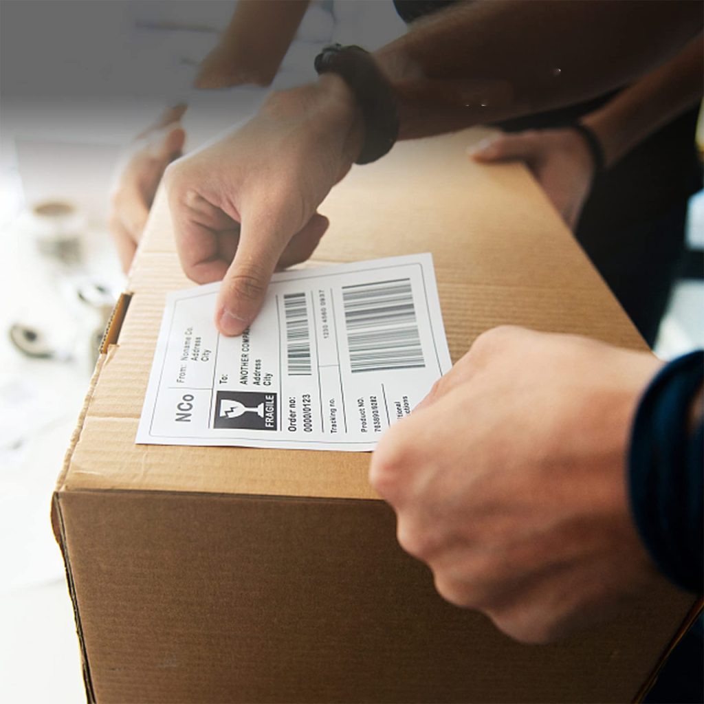 Tipos de papel térmico para logística y transporte: etiquetas que sobreviven al reparto 3 Papel térmico sintético para transporte