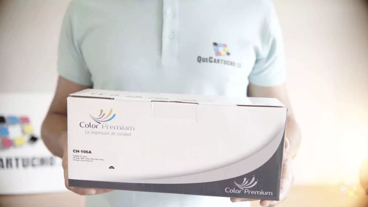 Tóner compatible ColorPremium en QueCartucho Manuel Garrido sosteniendo una caja de tóner compatible ColorPremium de QueCartucho